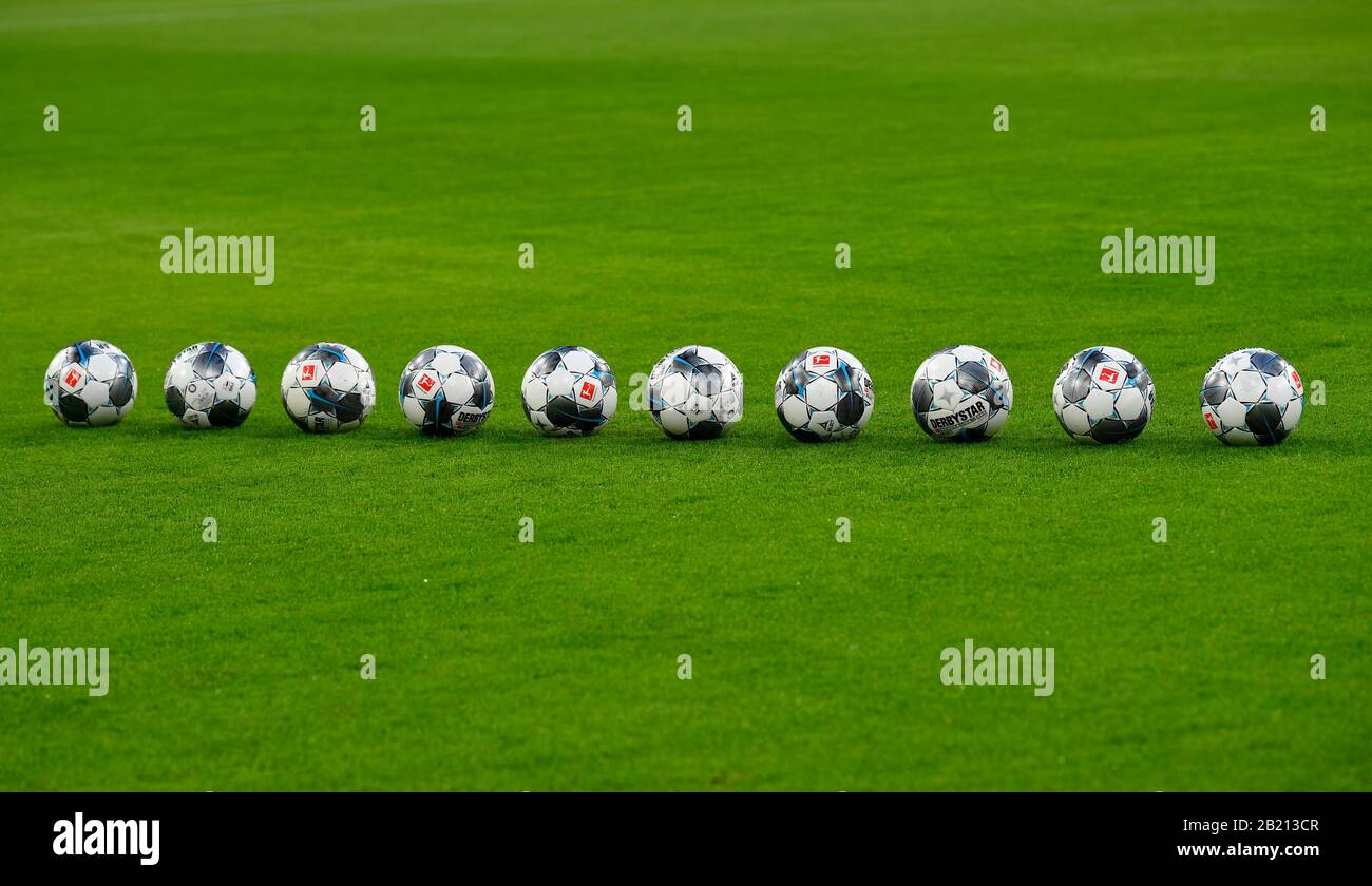 10 Spielbälle der Marke adidasDerbystar liegen in Folge auf dem Rasen der Allianz Arena, München, Bayern, Deutschland Stockfoto