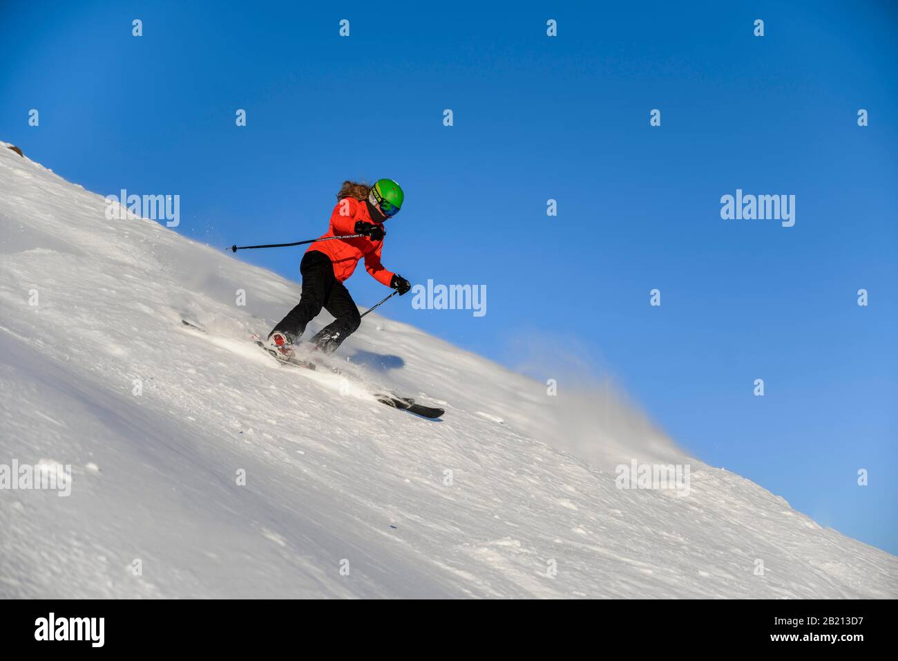 Skifahrer steigt steil ab, schwarze Piste, blauer Himmel, SkiWelt Wilder Kaiser, Brixen im Thale, Tyrol, Österreich Stockfoto