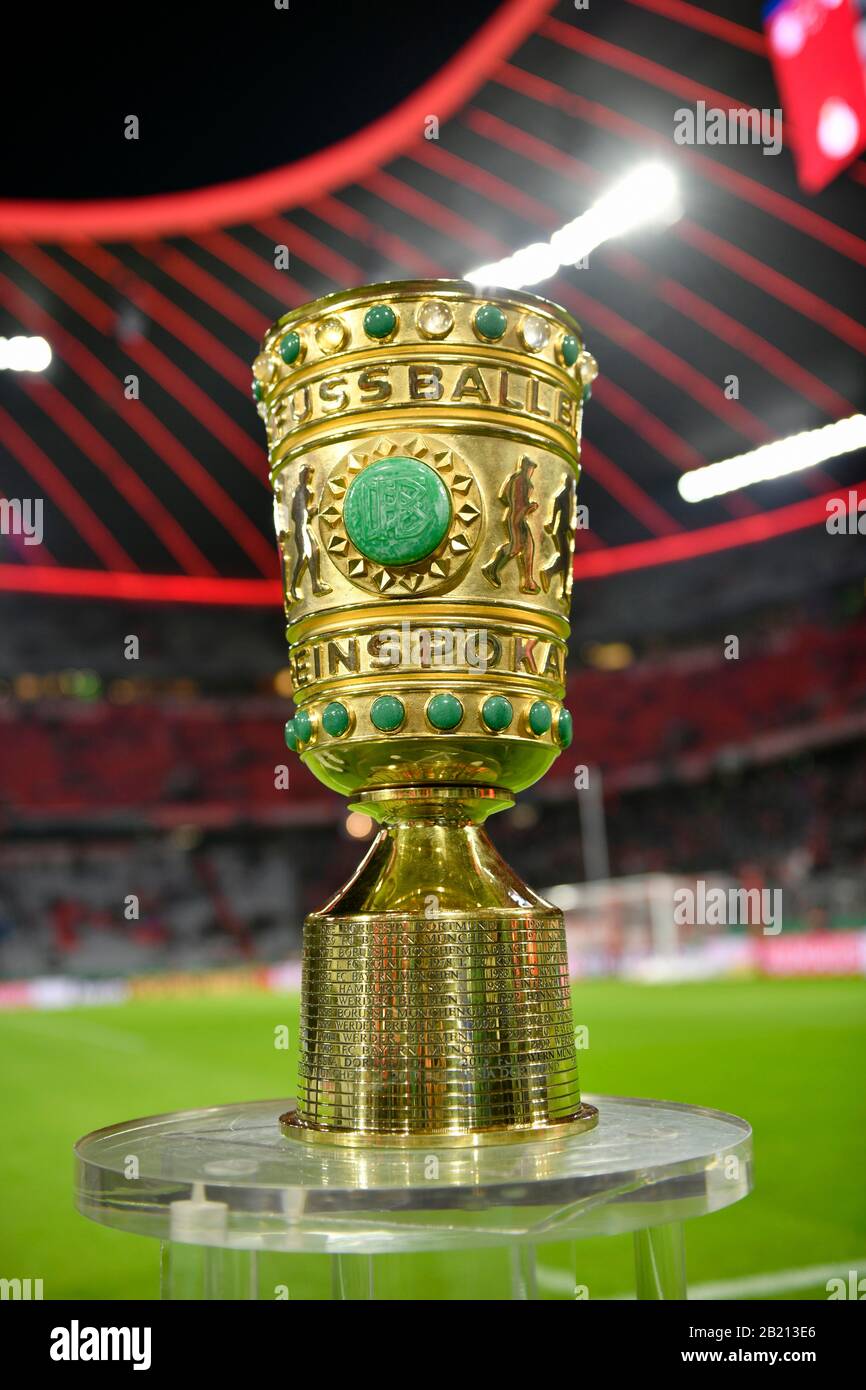 Dfb Pokal Trophy Stockfotos und -bilder Kaufen - Alamy