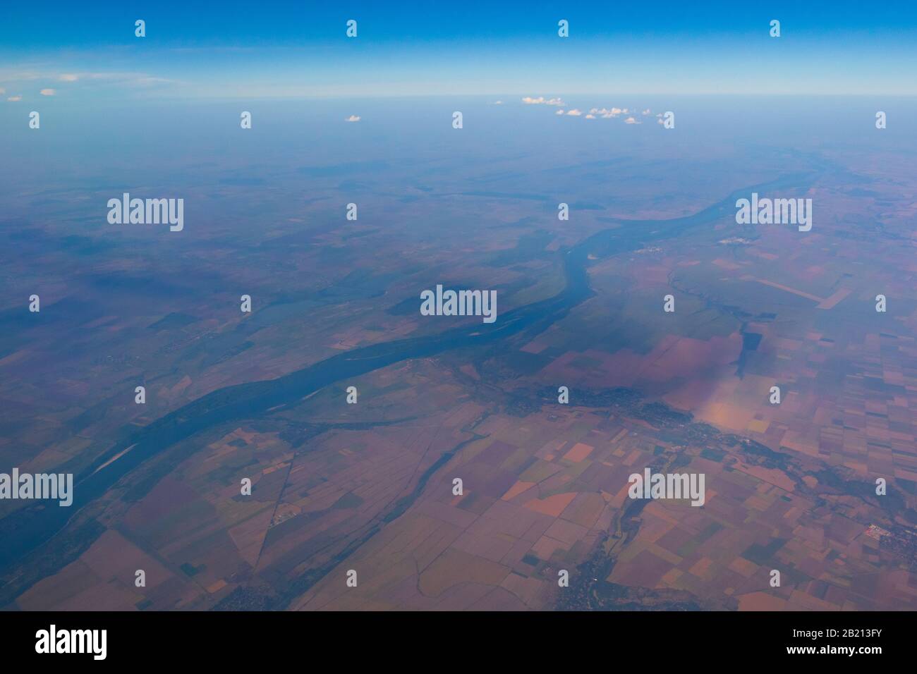 Luftbild des Donau-Flusstals von einem fliegenden Flugzeug nach Osten gesehen, liegt Bulgarien auf der rechten Seite, die rumänische Küste auf der linken Seite Stockfoto