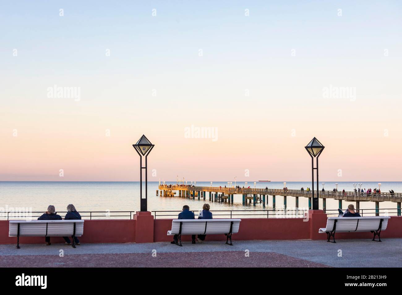 Kurplatz vor dem Kurhotel Binz, Pier, Ostsee, Binz, Insel Rügen, Mecklenburg-Vorpommern, Deutschland Stockfoto