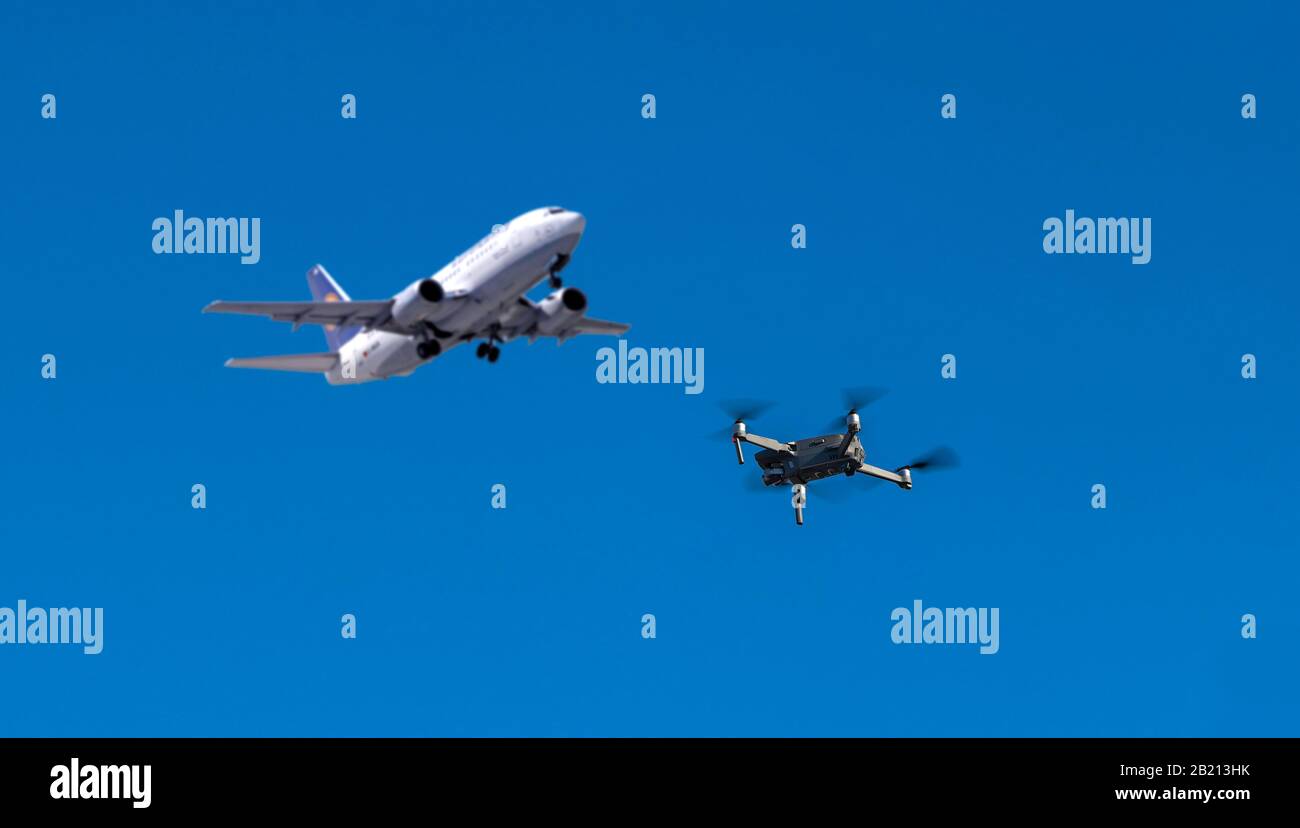 Digital Composing, Fotodrebone DJI Mavic 2 Pro und im Hintergrund eine startende Boeing 737-500 zusammen im Luftraum, Deutschland Stockfoto