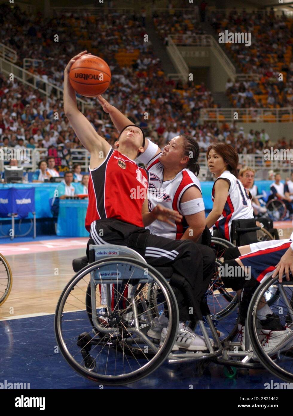 Athen, Griechenland 18SEP04: Rollstuhlbasketball für Frauen, Japan (weiß) vs. Deutschland (rot). ©Bob Daemmrich Stockfoto