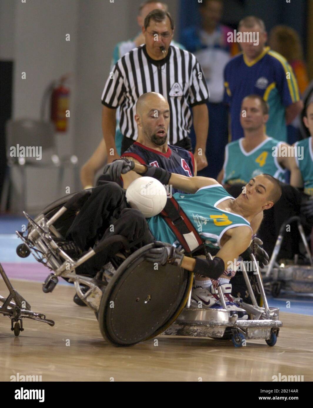 Athen, Griechenland 21SEP04: Scott Vitale aus Australien wird bei einem Spiel gegen die USA im Rollstuhl-Rugby gekippt. Auf der Suche nach Bryan Kirkland von den USA ©Bob Daemmrich Stockfoto