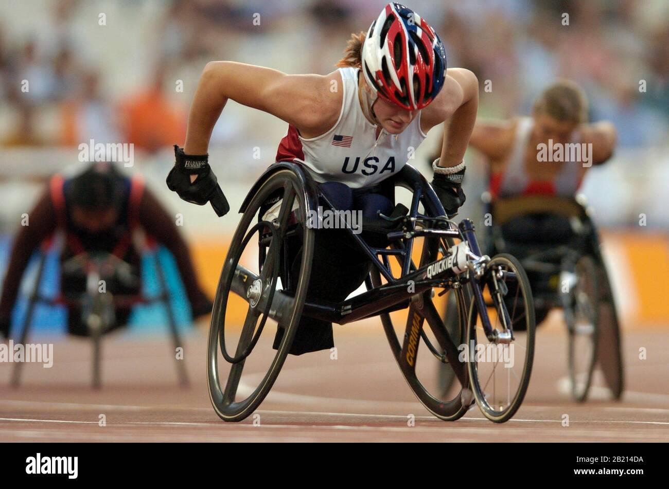 Athen, Griechenland: Paralympische Spiele. Die US-Amerikanin Tatyana McFadden (2050) geht bei den Paralympics in Athen in der T54 400-Meter-Vorrunde der Frauen ins Ziel. Sie qualifizierte sich mit 56,70 Takten für das Finale. 23. September 2004 ©Bob Daemmrich Stockfoto