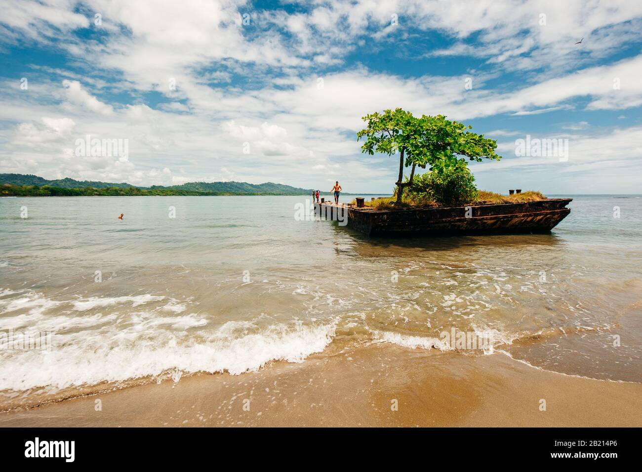 Dock umgeben von Wasser mit Baumbestand oben an der Playa Negra, Puerto Viejo de Talamanca, Costa Rica Stockfoto