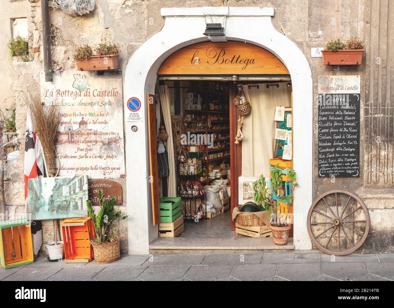 Eingang eines traditionellen lokalen Lebensmittelgeschäftes in der Altstadt von Cagliari, Italien Stockfoto