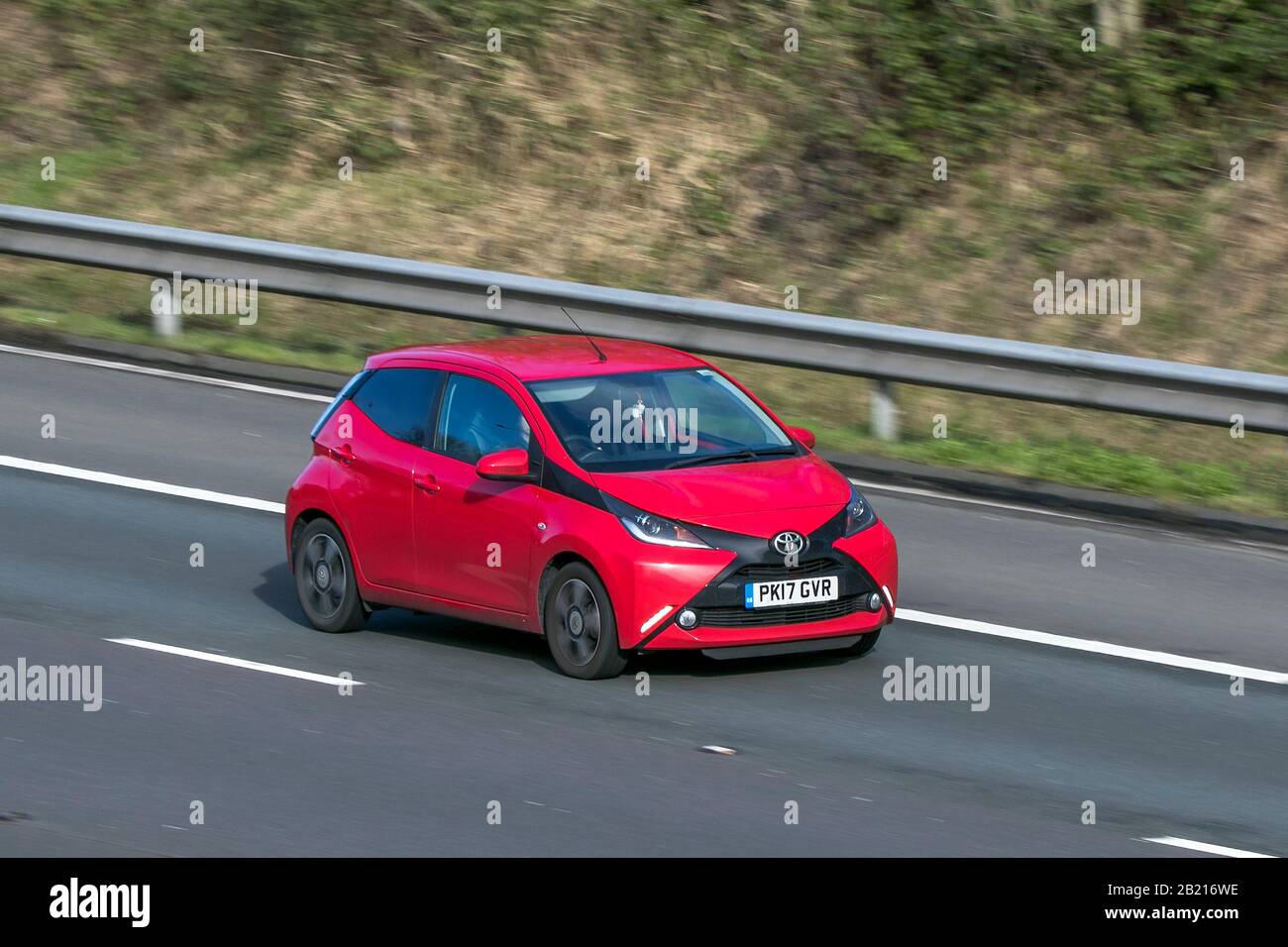PK17GVR Toyota Aygo X-Clusiv 3 VVT-I Red Car Benzin Fahren auf der Autobahn M6 in der Nähe von Chorley in Lancashire, Großbritannien Stockfoto