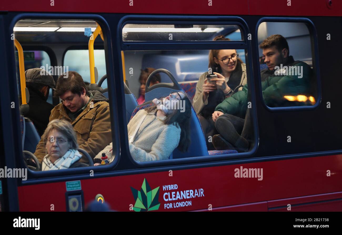Eine Frau, die in einem Londoner Bus schläft. PA Foto. Bilddatum: Freitag, 28. Februar 2020. Der Fotokredit sollte lauten: Yui Mok/PA Wire Stockfoto