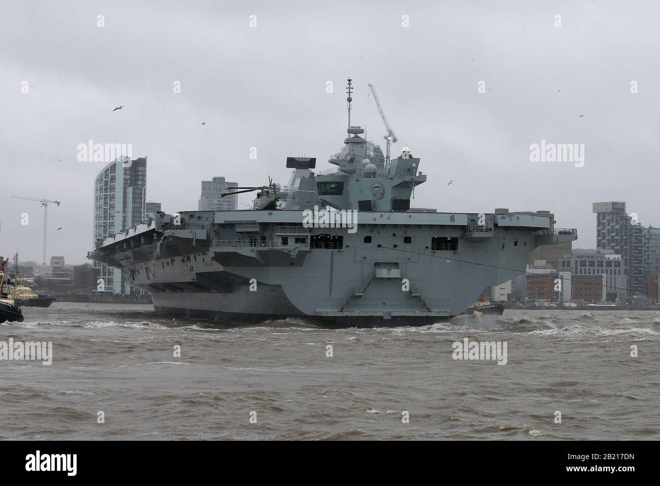 Liverpool, Großbritannien. Februar 2020. Flugzeugträger der "HMS Prince of Wales" auf dem Fluss Mersey. Das große Schiff kam heute früher in Merseyside an und ist von Seacombe in der Wirral aus abgebildet. Liverpool, Großbritannien Freitag, 28. Februar 2020. Bild von Chris Stading Credit: Andrew Orchard Sportfotografie/Alamy Live News Stockfoto