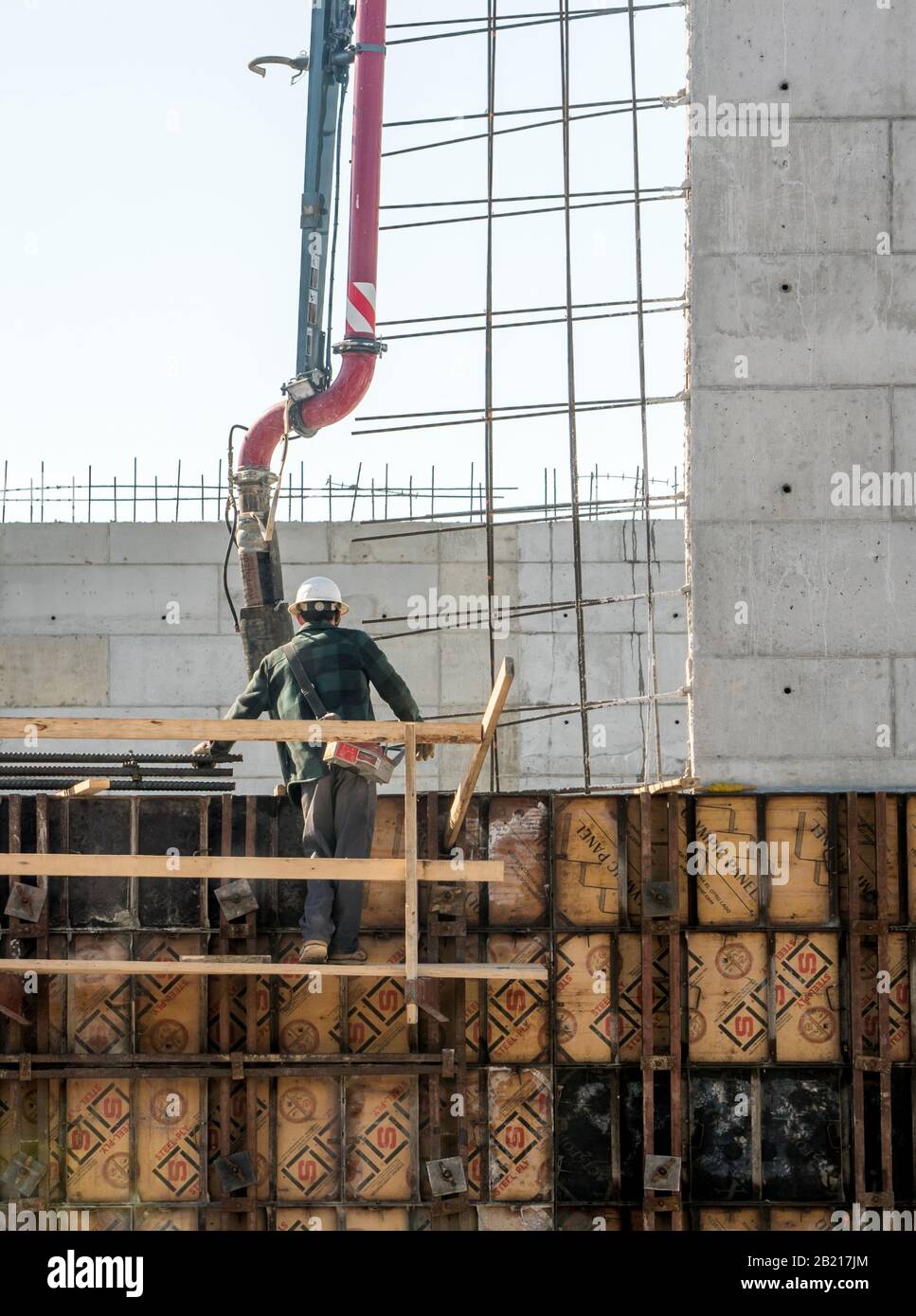 Grand Rapids Michigan USA 8. März 2019; ein Arbeiter steht auf Gerüsten, während er an der Errichtung einer Zementkonstruktion auf einer Baustelle arbeitet Stockfoto
