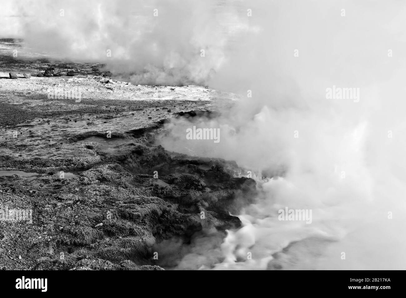 Nahaufnahme von Dampf aus kochendem Geysir, El Tatio Geyser Field, Anden Mountains, Altiplano, Atacama-Wüste Antofagasta, Chile, schwarz-weiß Stockfoto