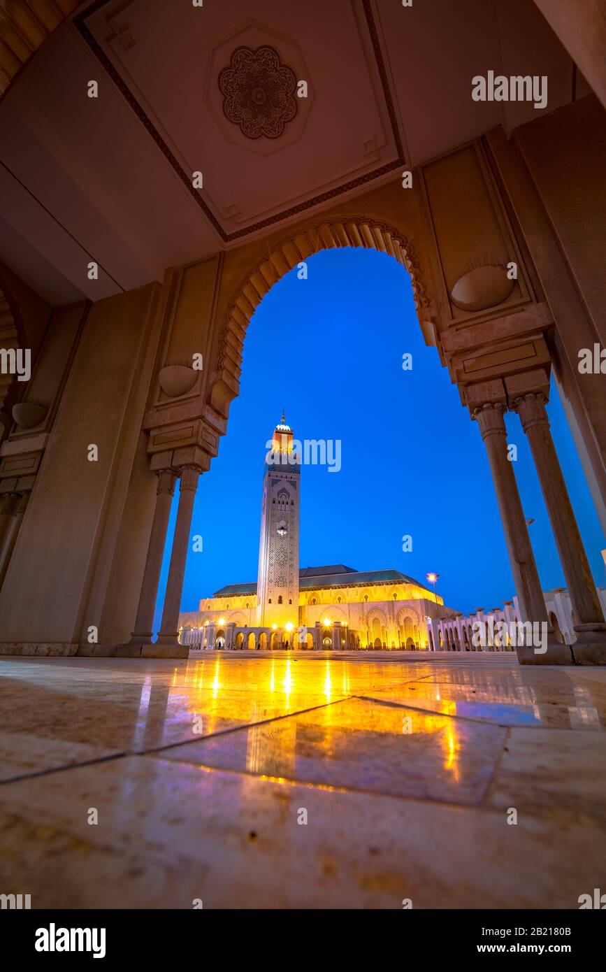 Die Hassan-II-Moschee ist eine Moschee in Casablanca, Marokko. Es ist die größte Moschee in Marokko mit dem höchsten Minarett der Welt. Stockfoto