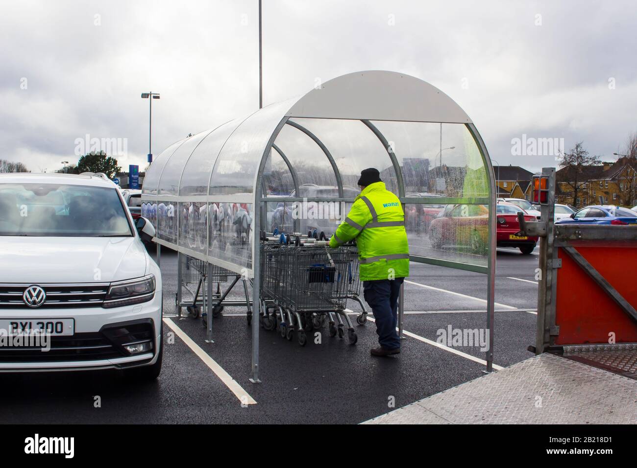 Februar 2020 EIN batteriebetriebenes Wanzi-Einkaufswagen-Rückgewinnungsfahrzeug bei der Arbeit vor Marks und Spencer im Parkplatz des Bloomfield Shopping Centers Stockfoto