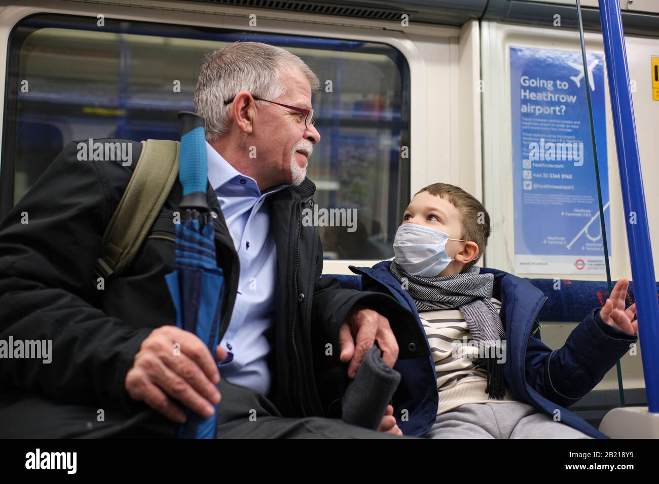 Kind trägt Gesichtsmaske als Schutz gegen Coronavirus, im Londoner Untergrund Stockfoto