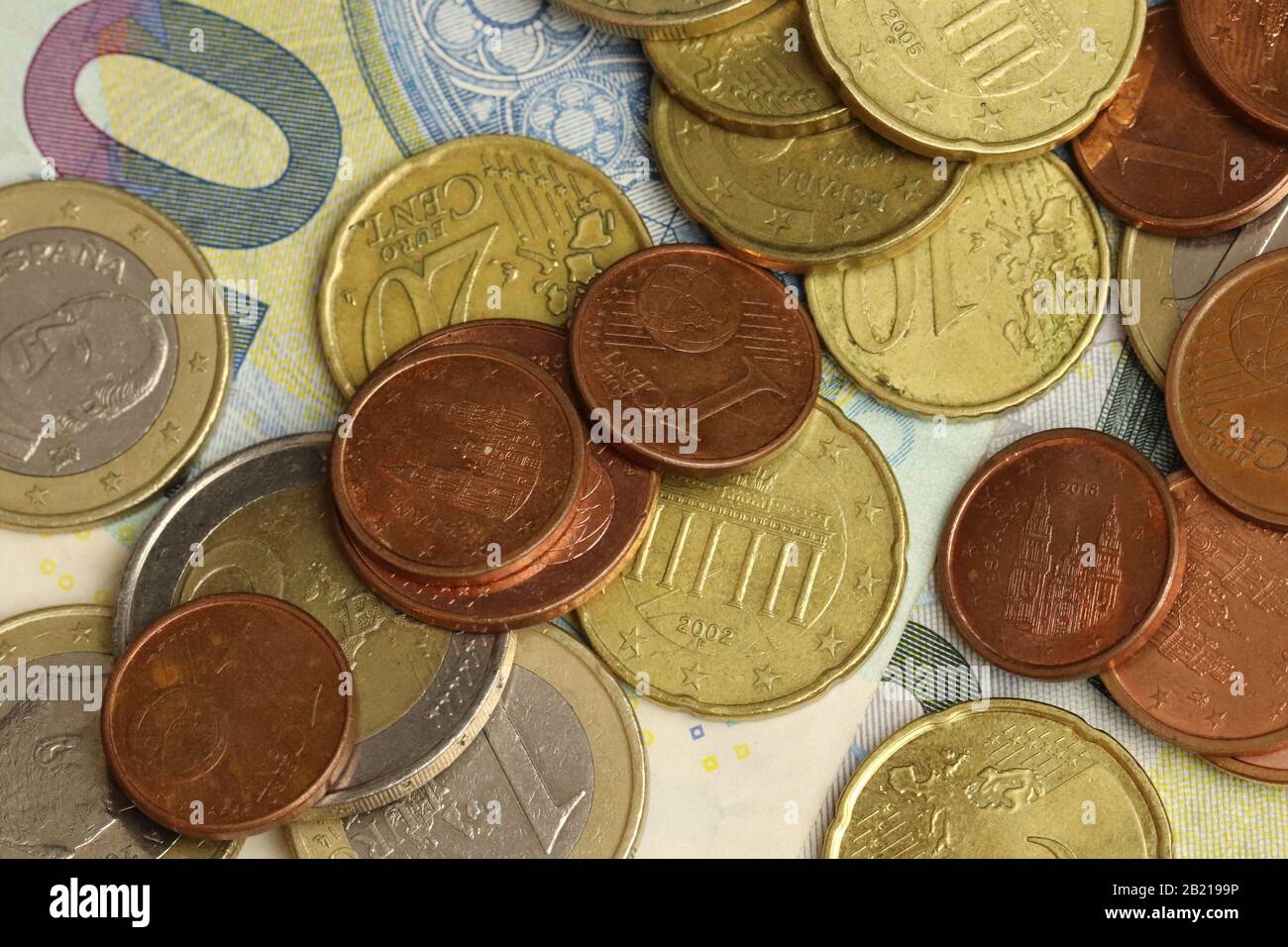 Satz Euro, 20 Banknoten, Münzen zu 2 Euro, 1 Euro, 50 Cent, 20 Cent, 5 Cent und 1 Cent als Makrofotografie. Stockfoto
