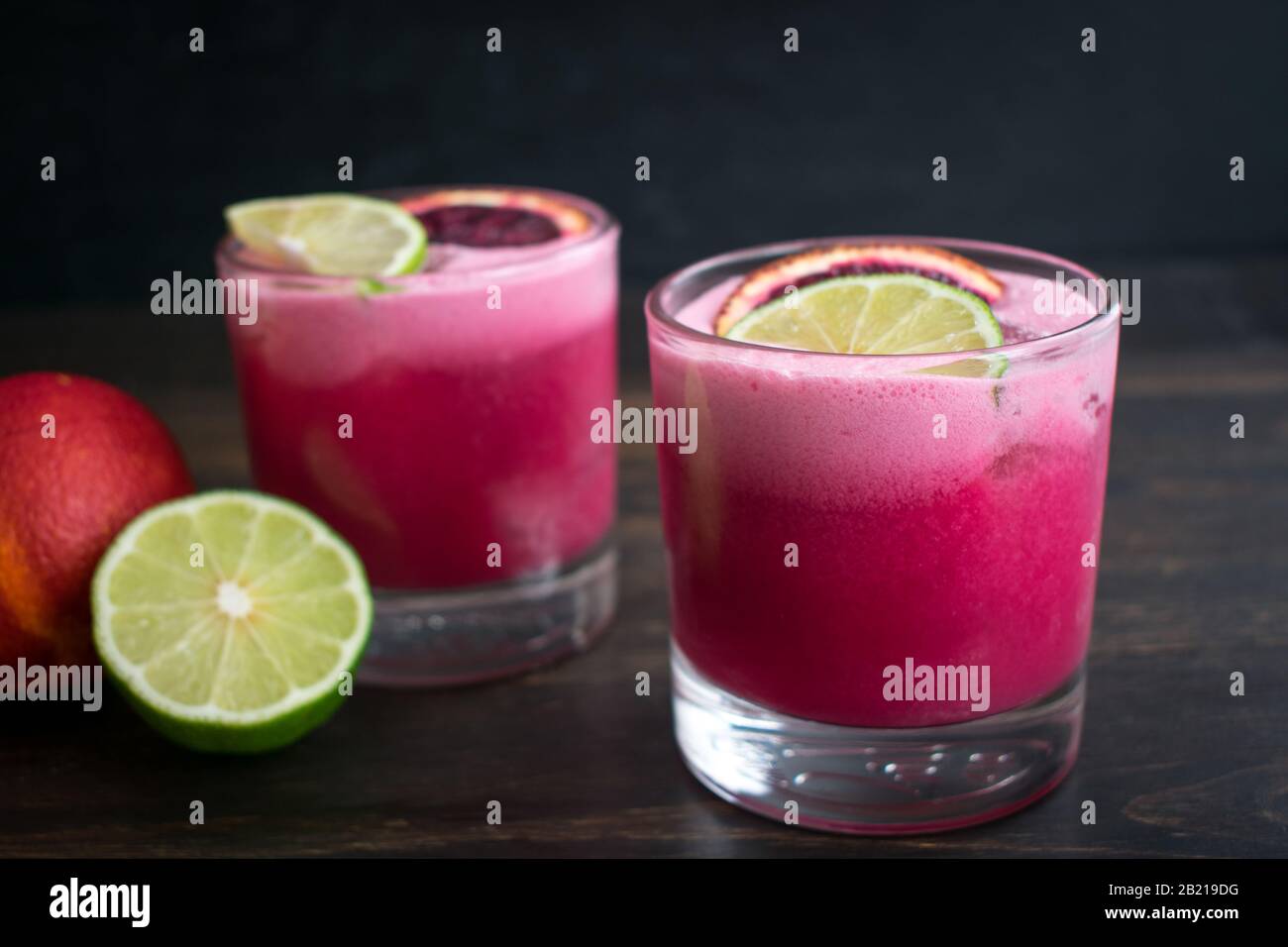 Kokosblut Orange Margaritas: Ein Paar Tequila-Cocktails aus Blutorange, Limette und Kokosnuss Stockfoto