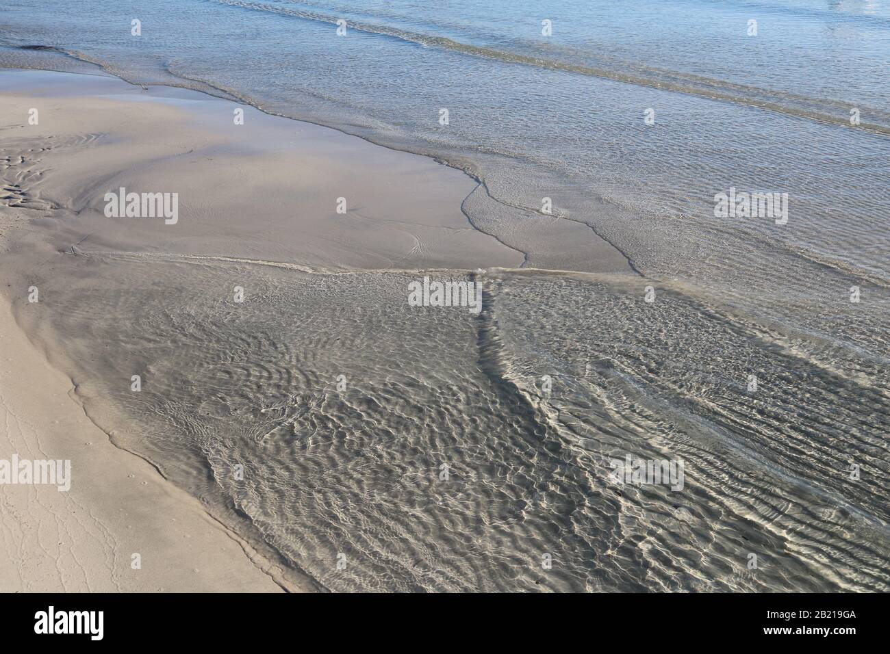 Interessante Wellen- und Rippelmuster am Brandinchi-Strand in Sardinien, Italien. Stockfoto