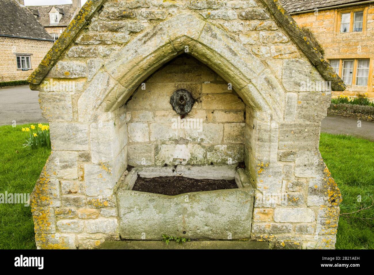 Wasserbrunnen in Lower Slaughter in Gloucestershire. Das Dorf liegt in der Nähe von Bourton am Wasser in den Cotswolds und ist ein beliebter Besucherzuspruch. Stockfoto