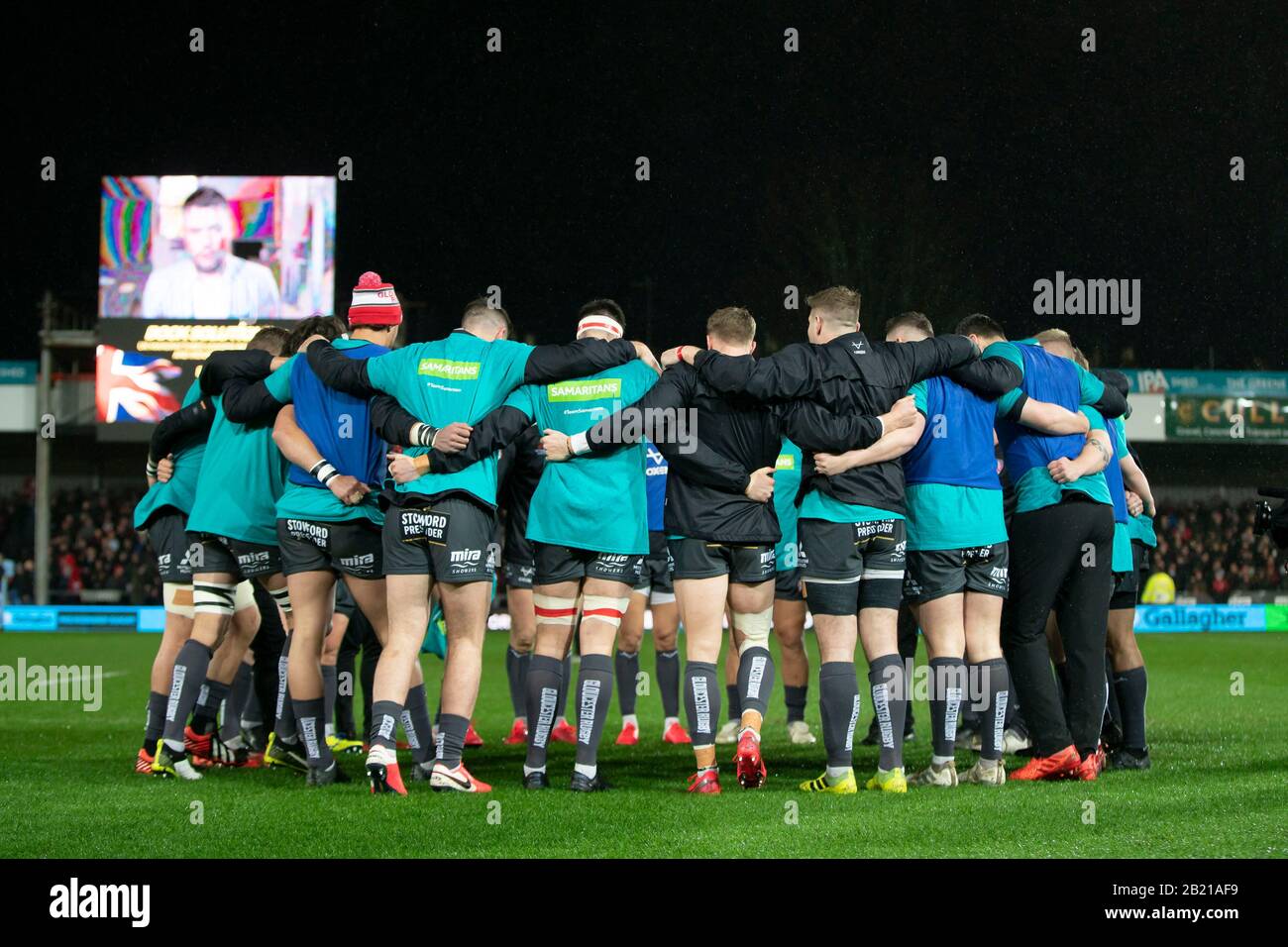 Gloucester Rugby-Teamkollegen tragen Samaritans-Tops während des heutigen Spiels gegen Sale Sharks, in Erinnerung an Caroline Flack. Stockfoto