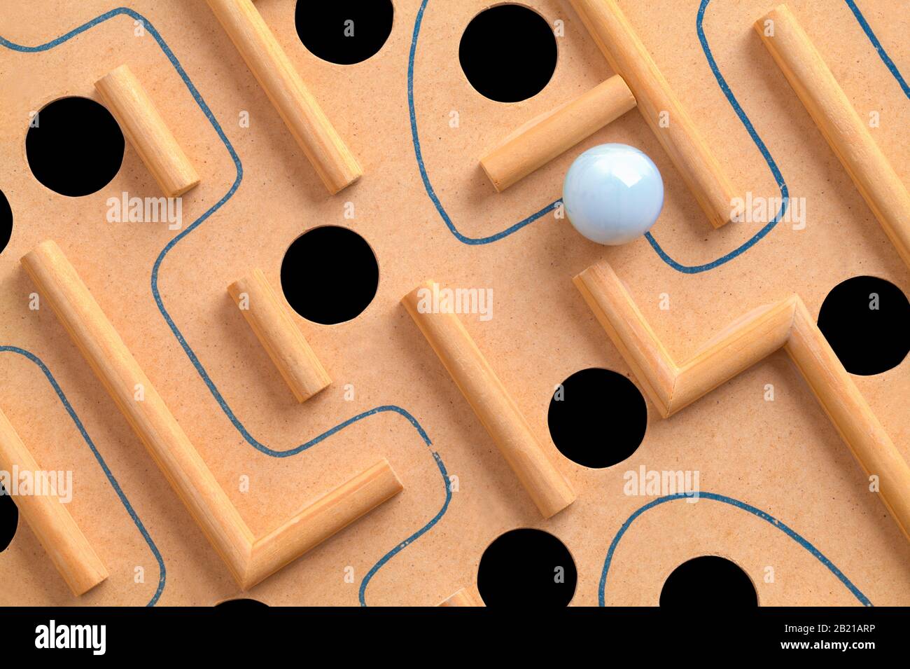 Holz-Ball-Labyrinth mit Trap Holes und Path Top View. Stockfoto