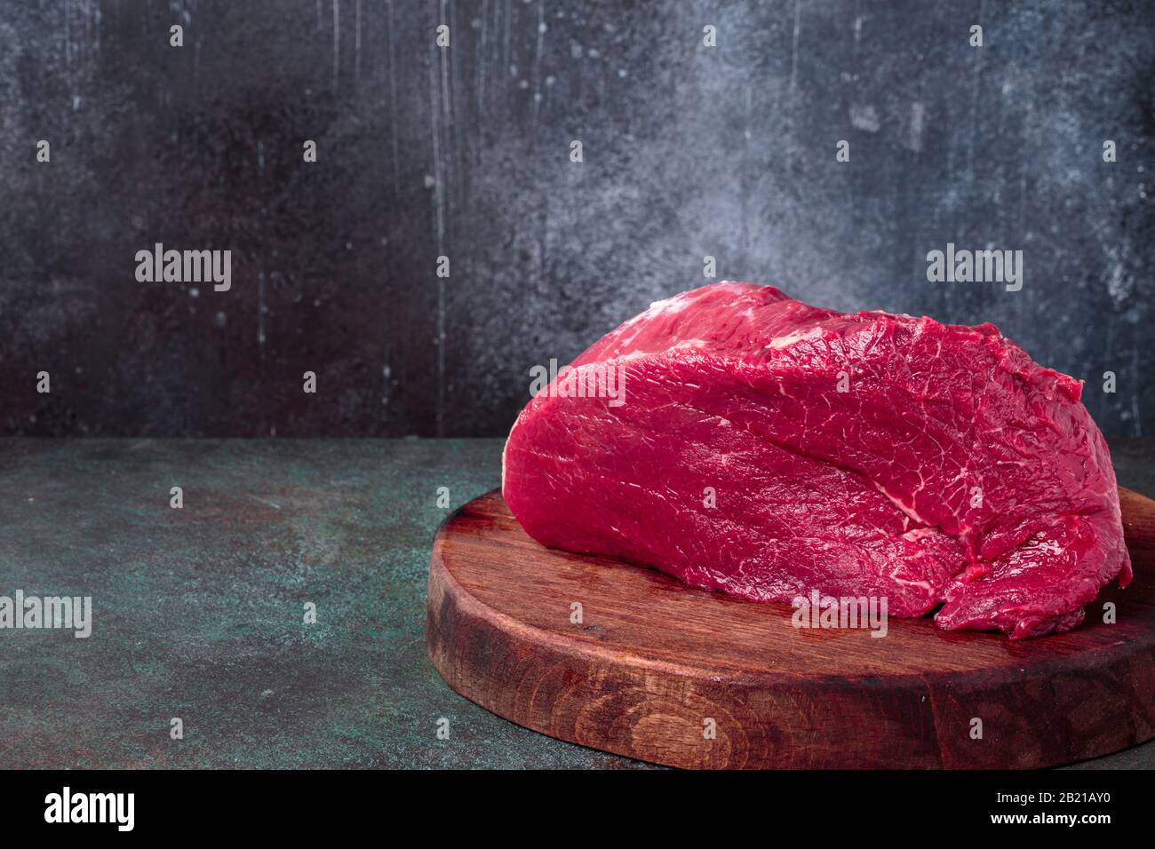 Rohes Rindfleisch auf dem Schneidedeck Stockfoto