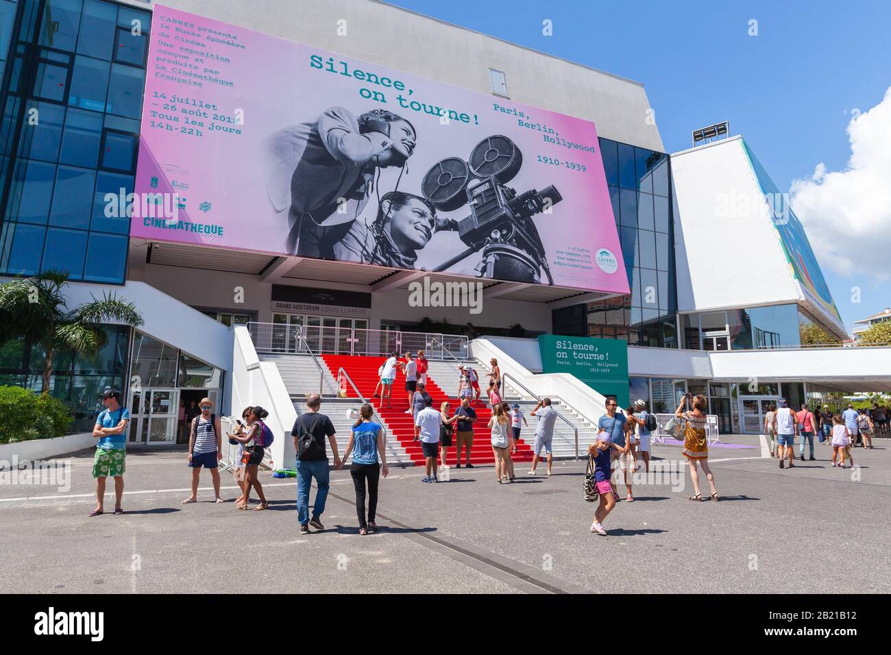 Cannes, Frankreich - 14. August 2018: Touristen spazieren in der Nähe des Palais des Festivals et des Congres, des Veranstaltungsorts der Cannes Film Festival, der Cannes Lions Stockfoto