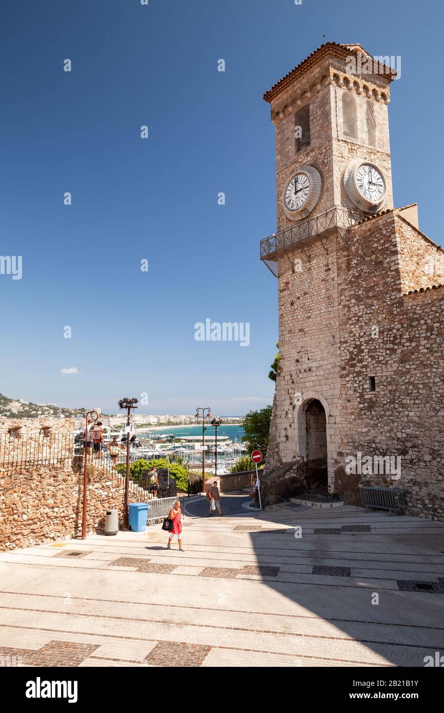 Cannes, Frankreich - 14. August 2018: Touristen gehen in der Nähe des Glockenturms der Kirche Unserer Lieben Frau der Hoffnung in Cannes Stockfoto