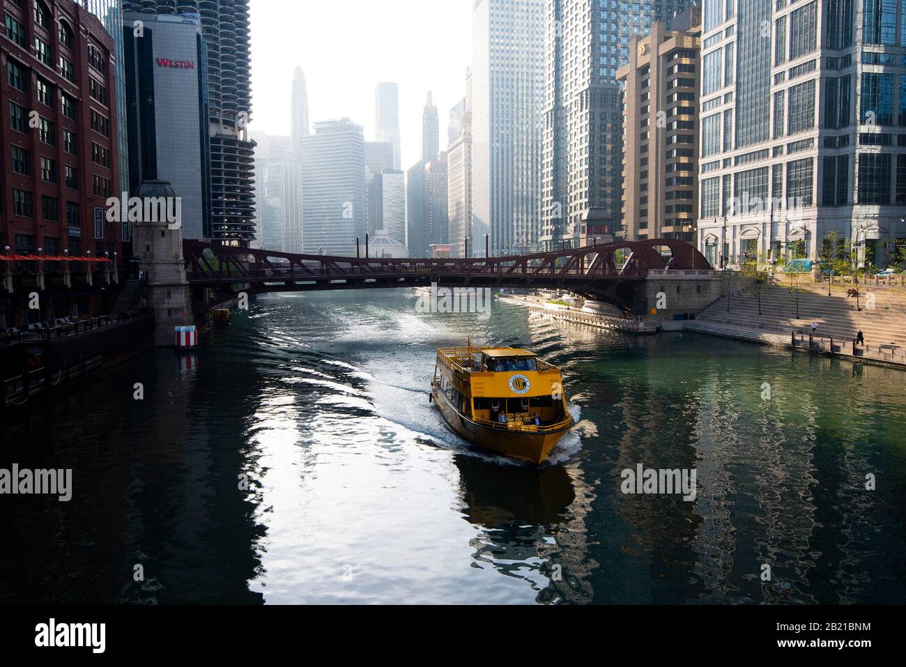 Der Chicago River in der Nähe der Clark Street Bridge mit der Sonneneinstrahlung am frühen Morgen erzeugt einen Dunst um die entfernten Wolkenkratzer Stockfoto