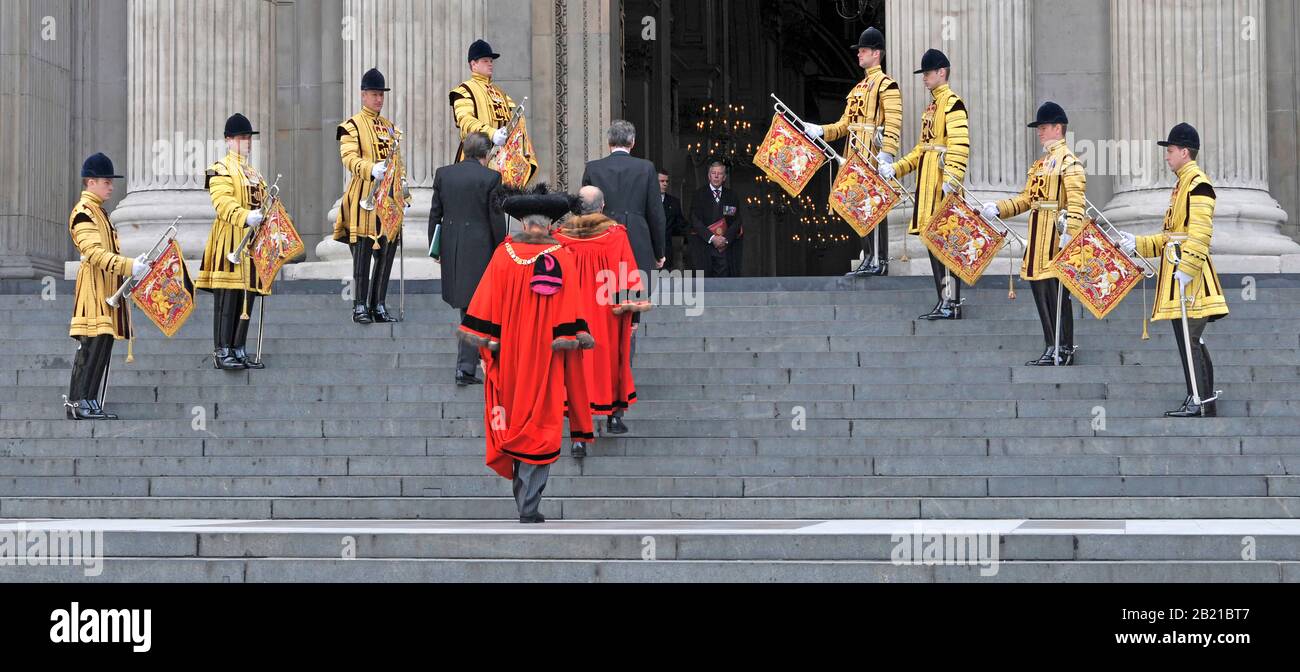 Die Trompeter der Life Guards State Dress Uniform & Dignities in roten Gewändern umfassen den Lord Mayor of London Arriving Steps St Pauls Cathedral London UK Stockfoto
