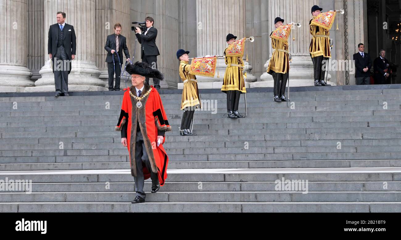 Trompeter der Life Guards in State Dress spielen Fanfare St Pauls Cathedral Lord Mayor London geht zu Fuß, um Prinz Phillip Duke von Edinburgh UK zu begrüßen Stockfoto