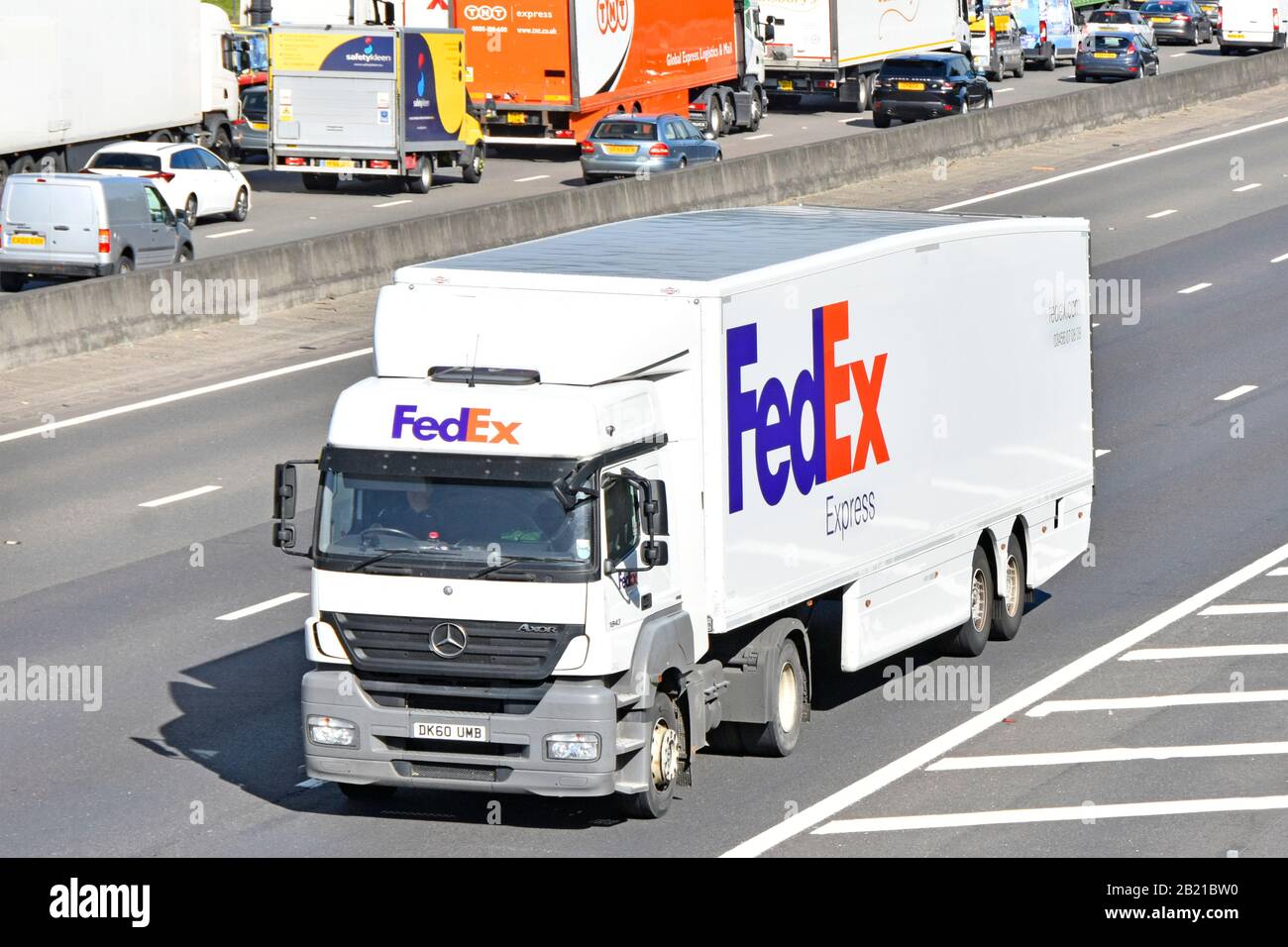 Ansicht von oben und vorne von FedEx Express ein amerikanischer Kurierpost- und Postdienst mit Firmenlogo auf lkw-LKW und Anhänger auf der britischen Autobahn Stockfoto