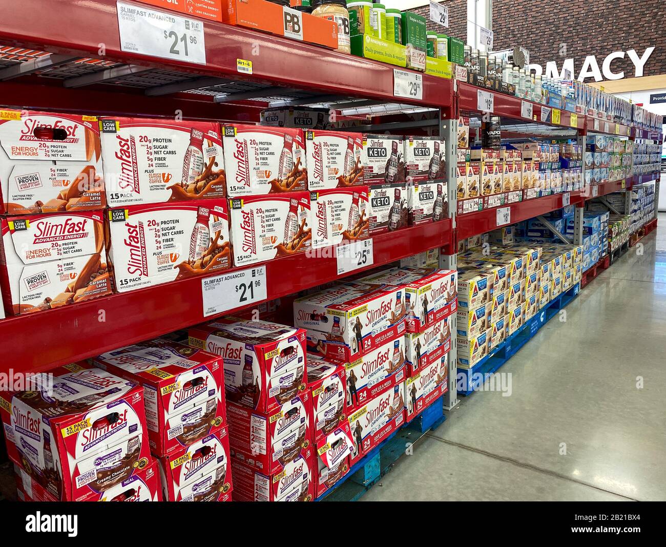 Orlando, FL/USA-2/1/20:Die Atkins- und Slimfast-Anzeige wartet darauf, dass Kunden in einem Sams Club Einzelhandelsgeschäft einkaufen. Stockfoto