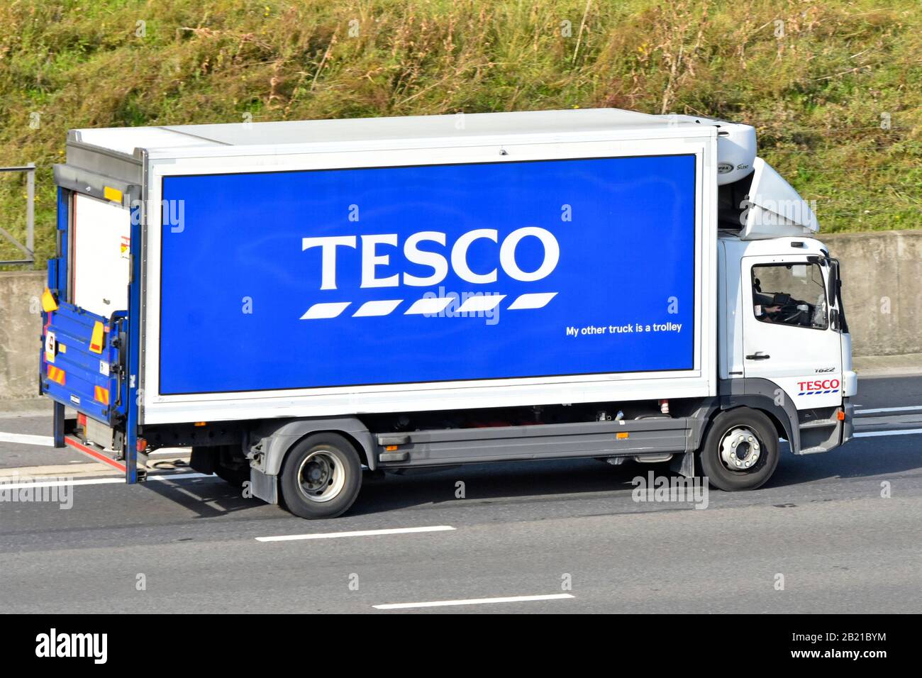 Lebensmittelgeschäft mit LKW-Lastwagen mit kurzem Radstand für Lieferungen in kleinere Tesco Metro- und Express Supermarktgeschäfte auf der britischen Autobahn Stockfoto