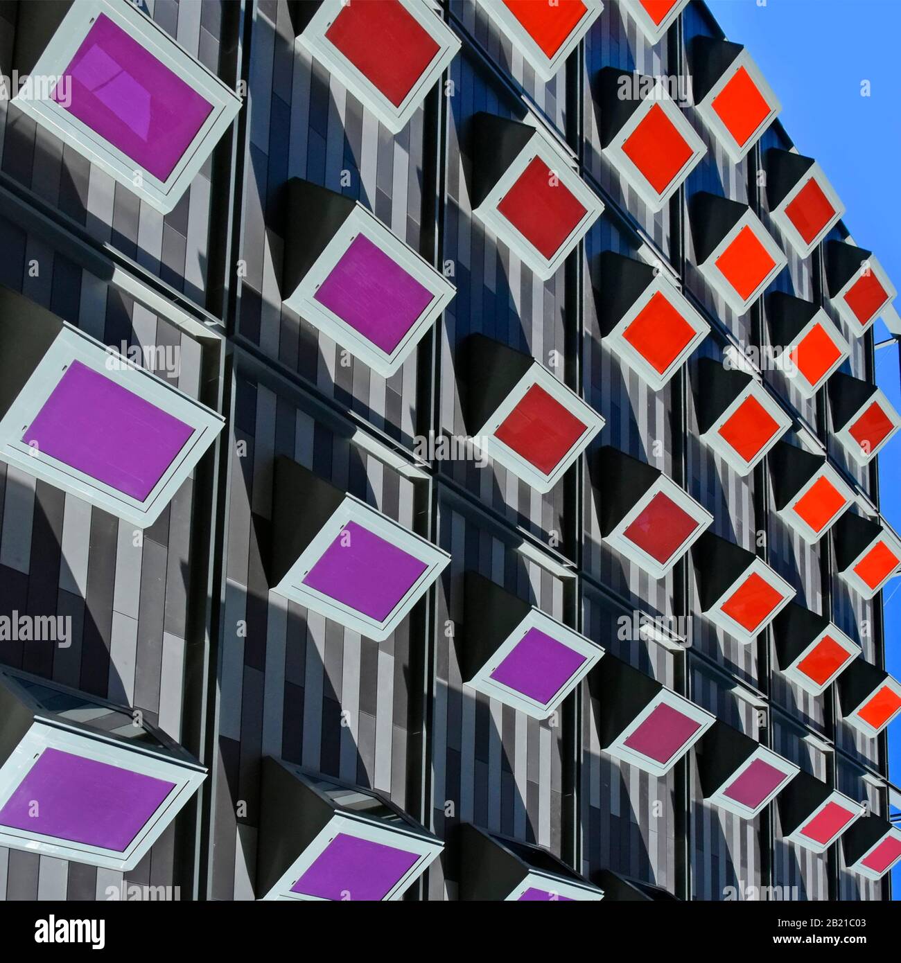 Invertierte moderne Gebäudestruktur Fassade schafft eine bunte imaginäre Architektur abstraktes Muster Hintergrund von zurückziehenden Rechtecken London UK Stockfoto