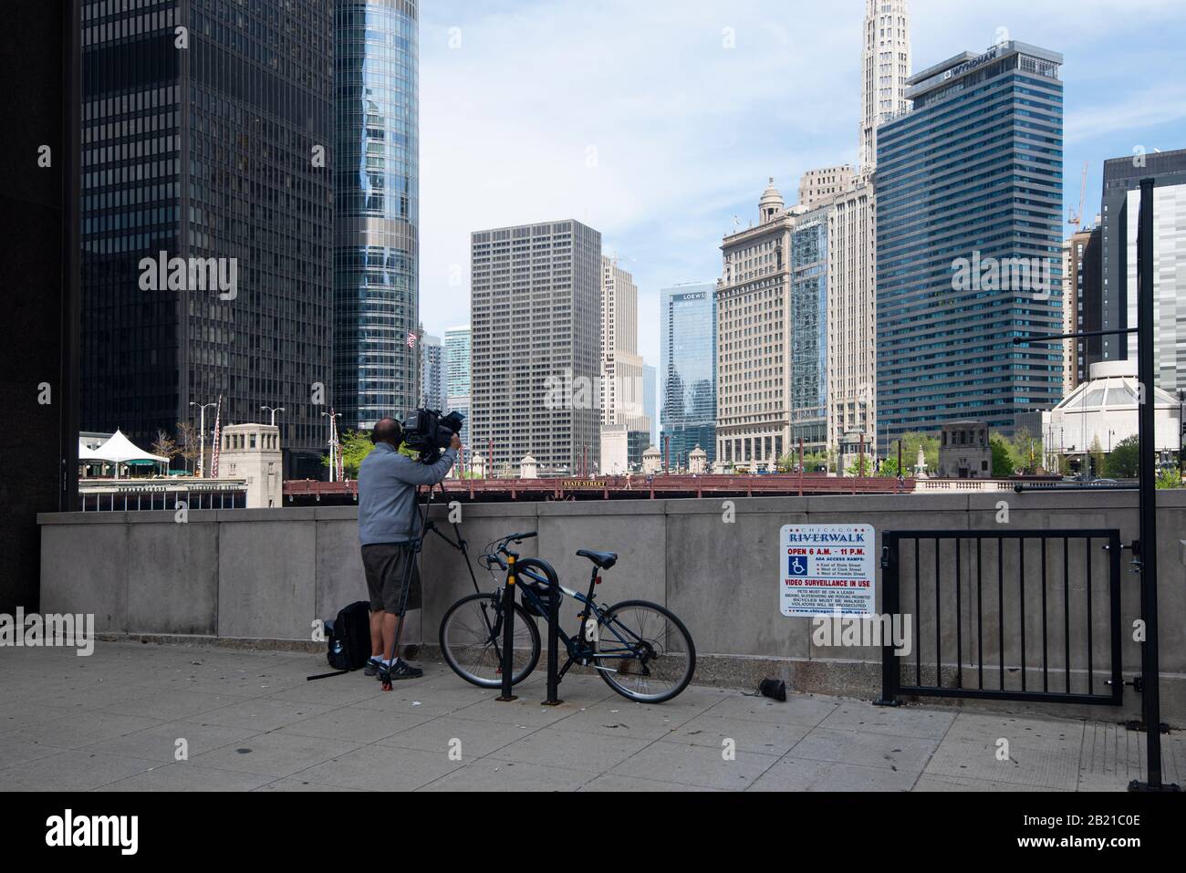 Ein einsamer Kameramann, der von der Dearborn Street Bridge in Richtung University of Chicago und State Street Bridge gedreht wird Stockfoto