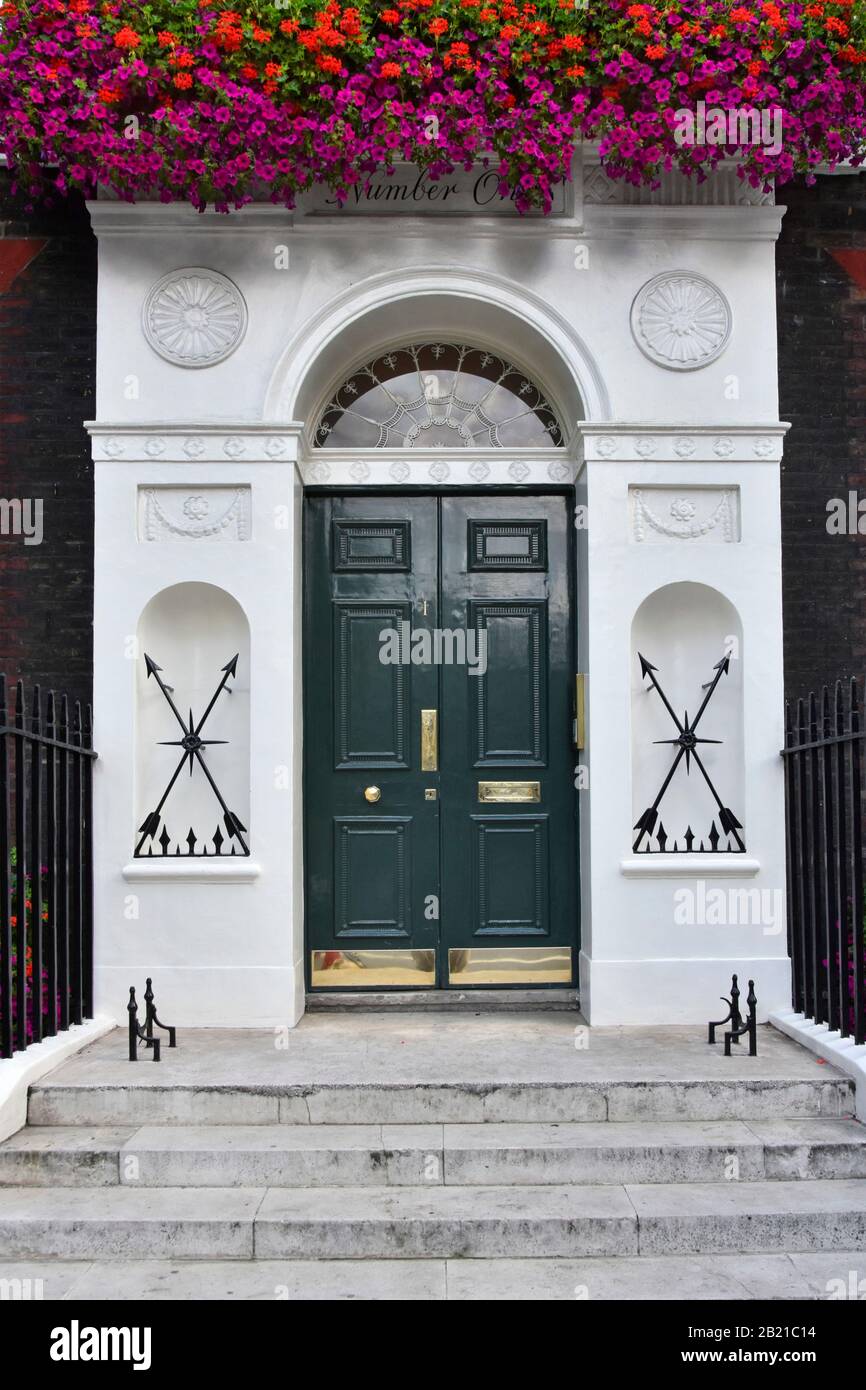 Bunte Fenster im Sommer Blumen über der Haustür zum georgianischen Anwesen Bedford Square, das zur Geschäftsstelle umgebaut wurde Bloomsbury London UK Stockfoto