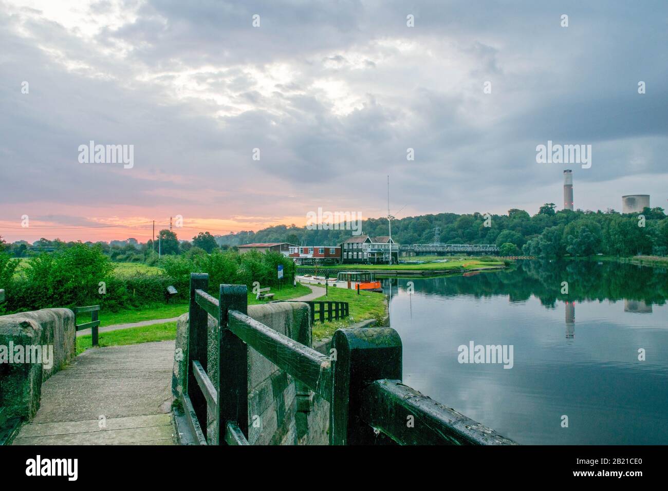 Blick auf die Sonnenfahrt am Fluss Trent, Großbritannien Stockfoto