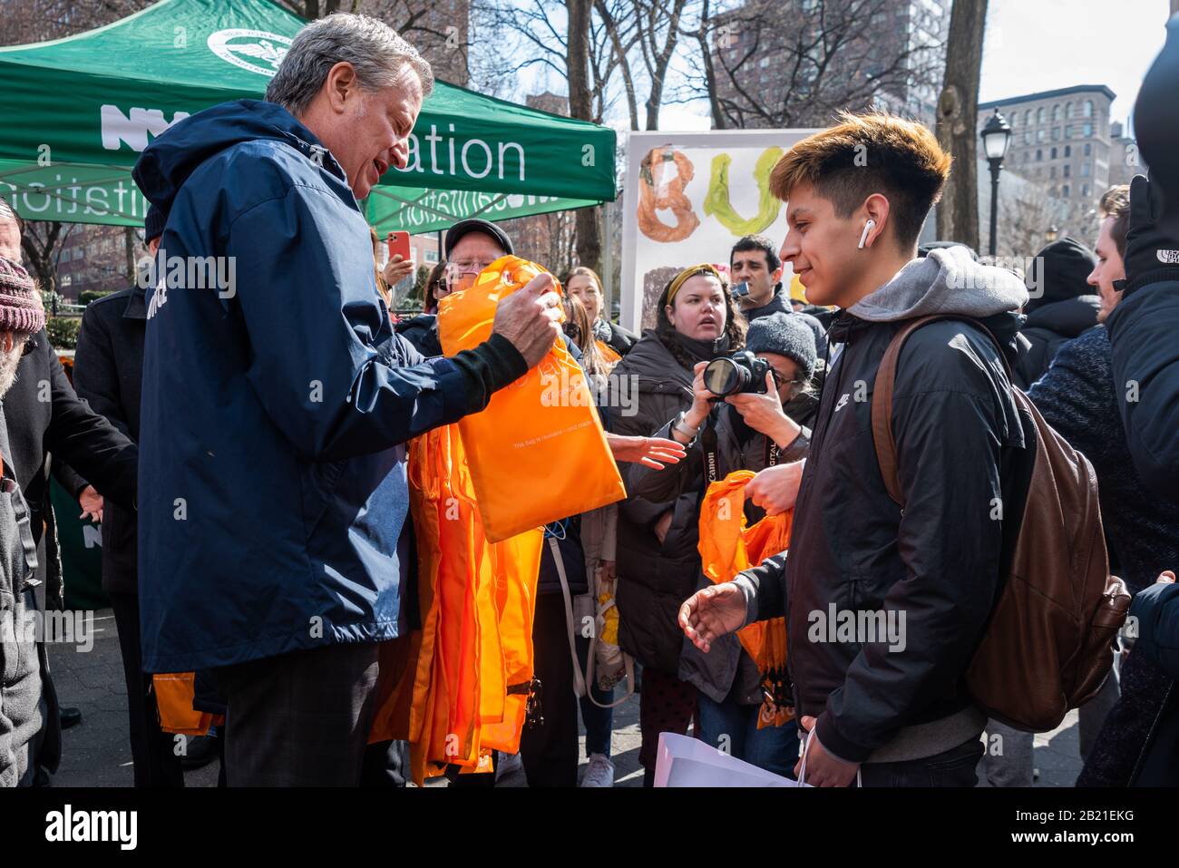 New York, USA. Februar 2020. Zwei Tage vor Inkrafttreten des landesweiten Verbots von Plastiktüten verteilt New Yorker Bürgermeister Bill de Blasio am 28. Februar 2020 wiederverwendbare Taschen auf dem Union Square in New York City. (Foto von Gabriele Holtermann-Gorden/Sipa USA) Credit: SIPA USA/Alamy Live News Stockfoto