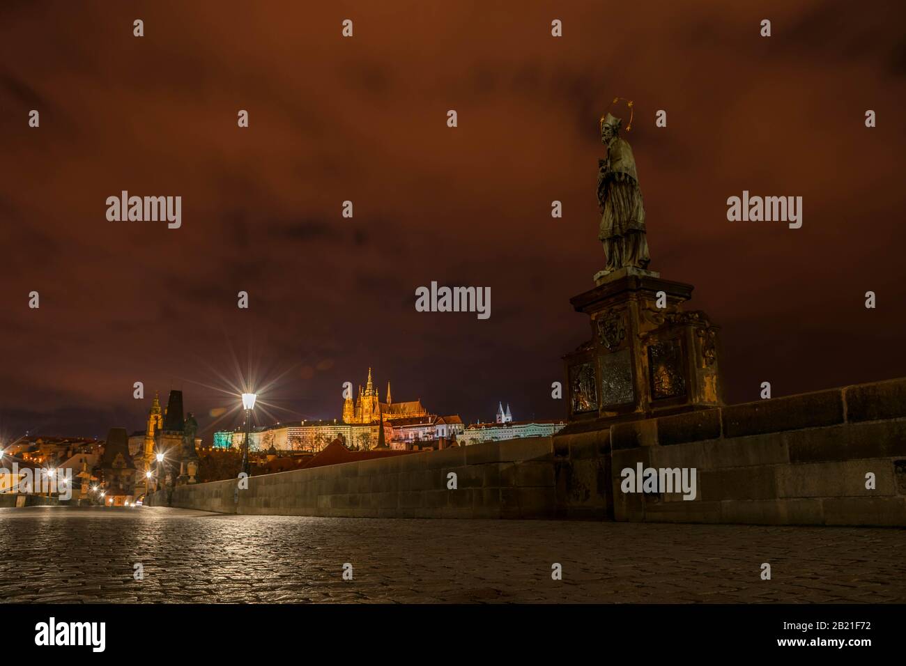 Statue auf der Karlsbrücke (Karluv Most) und der Kathedrale St. Vita in der Nacht, Prag Stockfoto