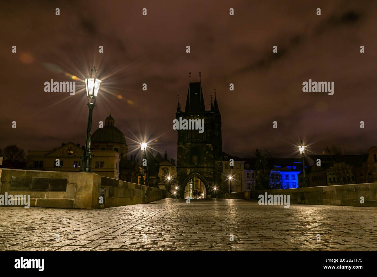 Karlsbrücke (Karluv Most) um Mitternacht, Prag Stockfoto