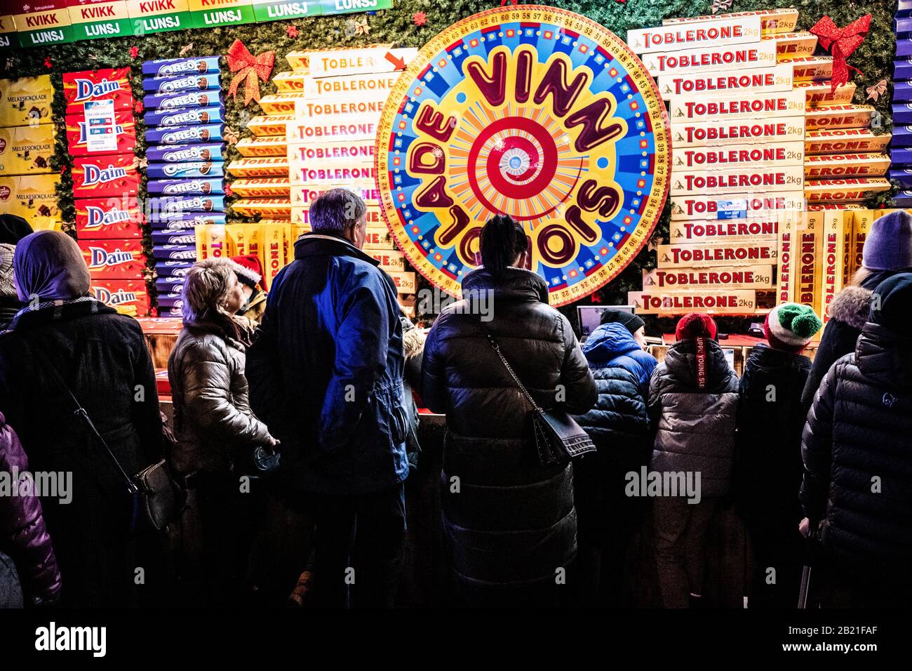 Menschen, die ihr Glück auf einer weihnachtsmesse in Oslo, Norwegen, am Glücksrad versuchen. Stockfoto