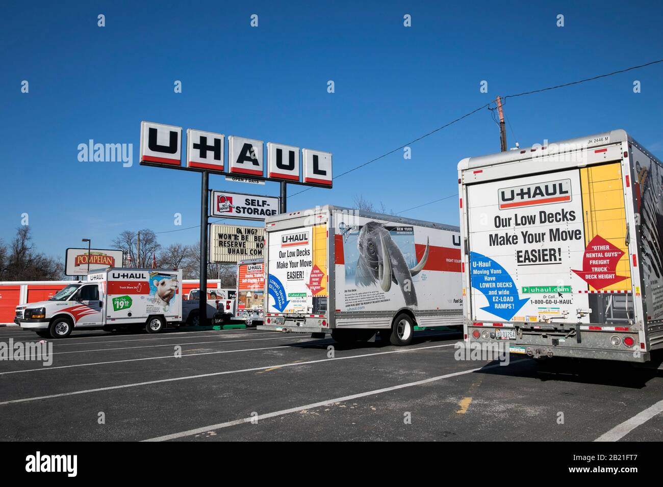 Ein Logo-Schild und bewegliche LKWs außerhalb eines U-Haus-Standorts in Baltimore, Maryland am 22. Februar 2020. Stockfoto