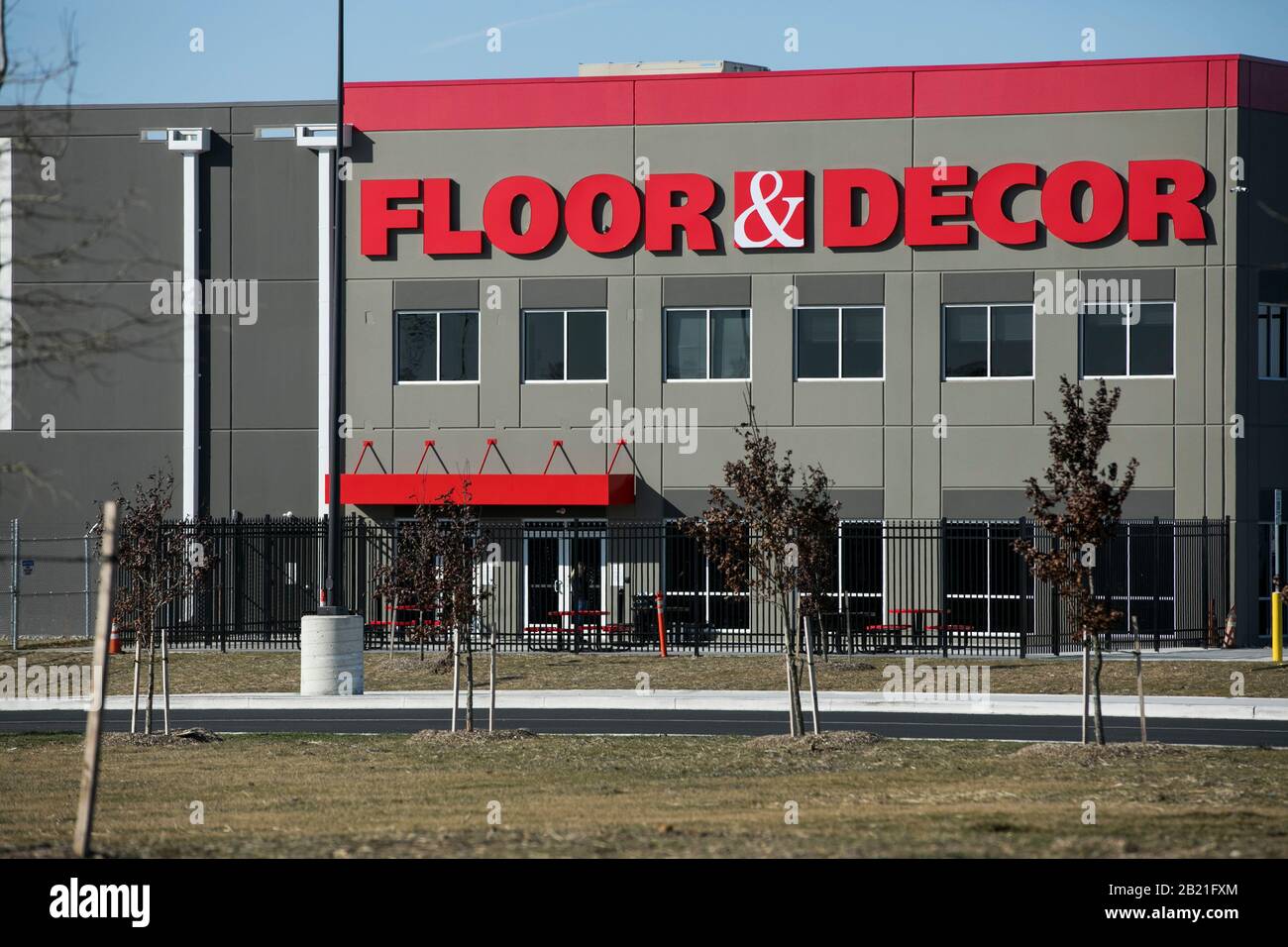 Ein Logo außerhalb eines Floor & Decor Fulfillment Centers in Baltimore, Maryland am 22. Februar 2020. Stockfoto