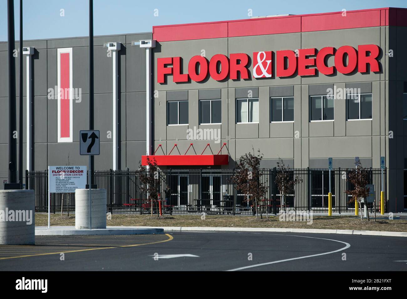 Ein Logo außerhalb eines Floor & Decor Fulfillment Centers in Baltimore, Maryland am 22. Februar 2020. Stockfoto