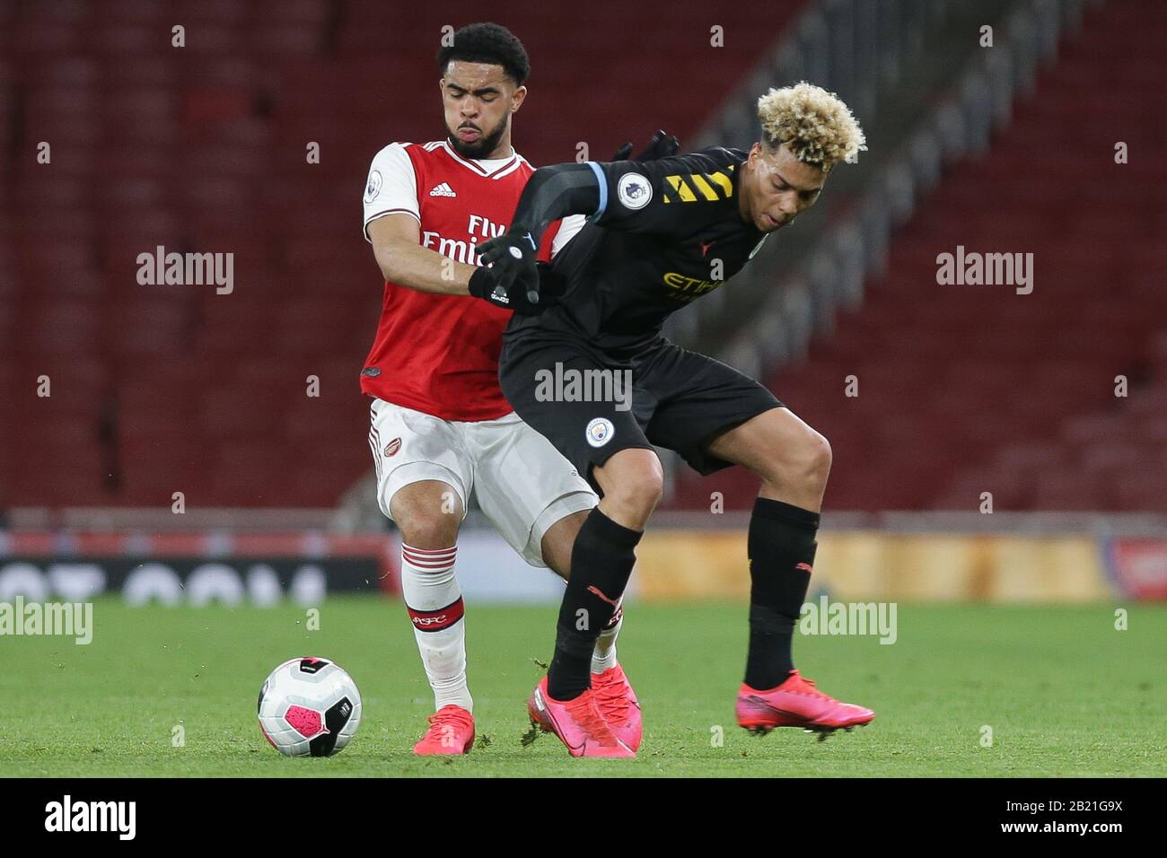 London, Großbritannien. Februar 2020. Trae Coyle von Arsenal u23 und Felix Nmecha von Manchester City u23 kämpfen beim Premier League-2-Spiel zwischen Arsenal Unter 23 Jahren und Manchester City Unter 23 Jahren im Emirates Stadium, London am Samstag, 29. Februar 2020 um den Besitz. (Kredit: Jacques Feeney / MI News) Foto darf nur für redaktionelle Zwecke in Zeitungen und/oder Zeitschriften verwendet werden, Lizenz für kommerzielle Nutzung erforderlich Kredit: MI News & Sport /Alamy Live News Stockfoto