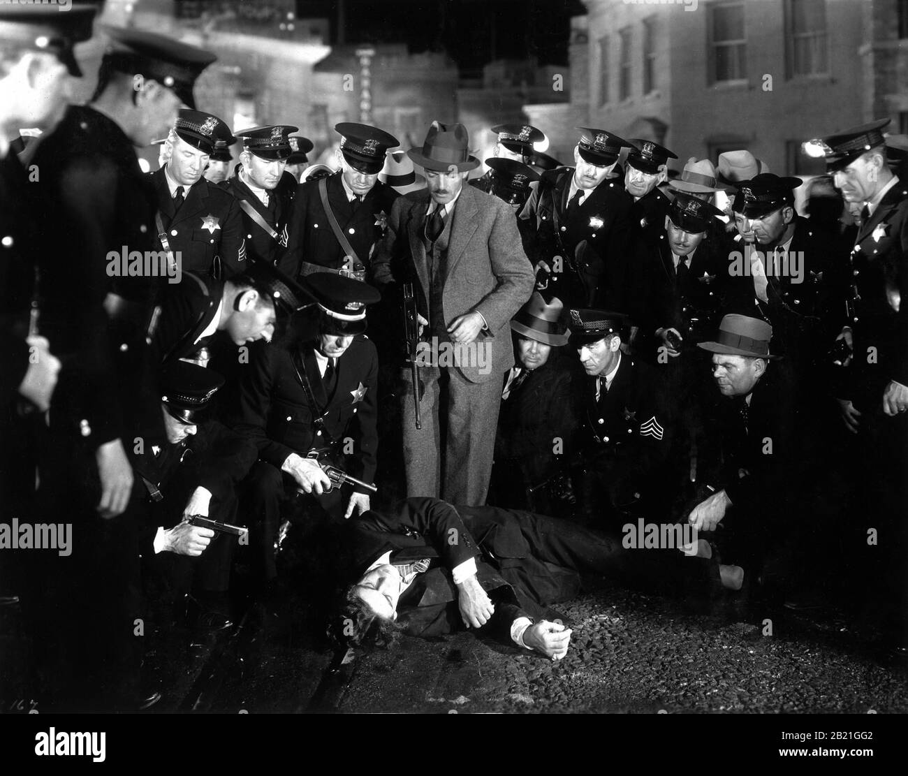 C. HENRY GORDON und Cops posieren um den Toten PAUL MUNI als Tony Camonte nach Climactic Gun Battle in SCARFACE 1932 Regisseure HOWARD HAWKS und RICHARD ROSSON Roman Armitage Trail Screen Story Ben Hecht Produzent Howard Hughes The Caddo Company/United Artists Stockfoto