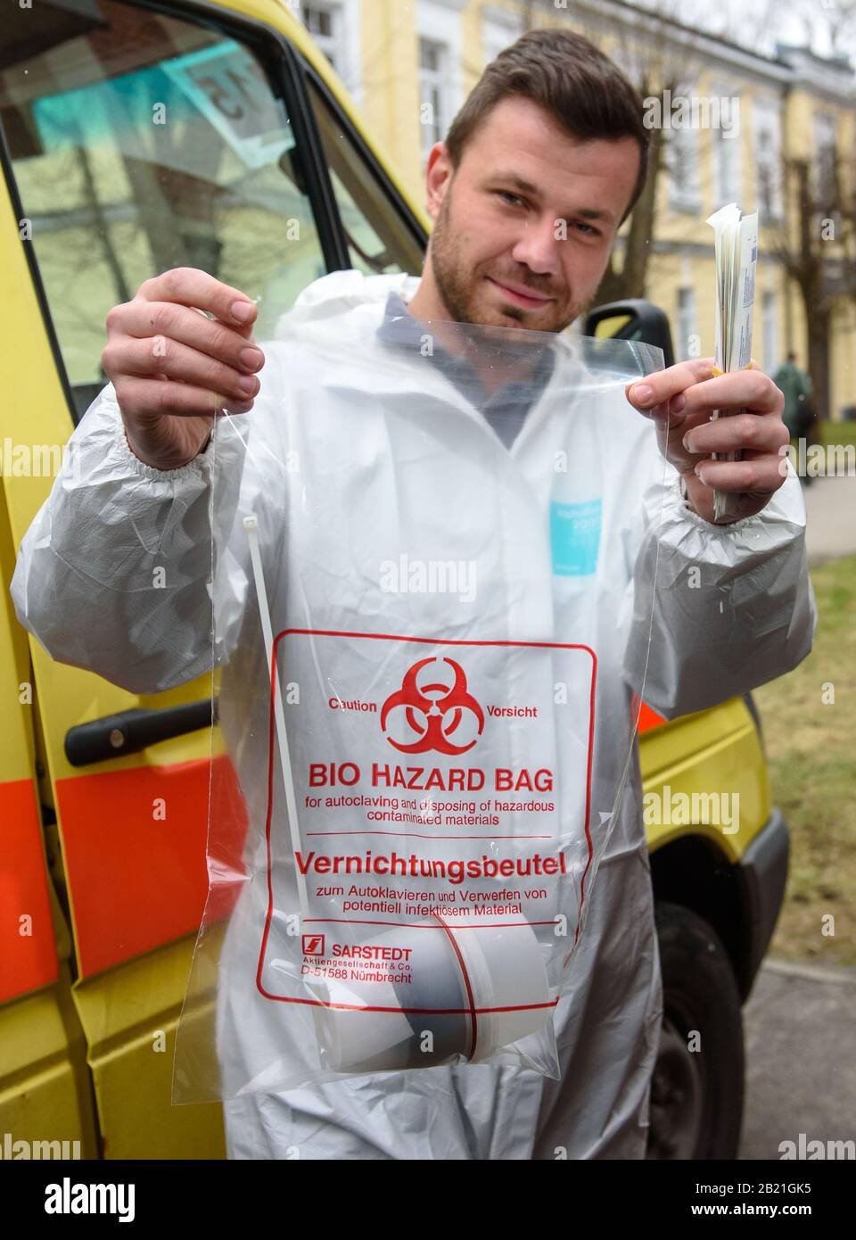 RIGA, LETTLAND. Februar 2020. Medizinisches Personal des lettischen staatlichen medizinischen Notfalldienstes zeigt Bio Hazard Bag für Corona-Virustests. Stockfoto