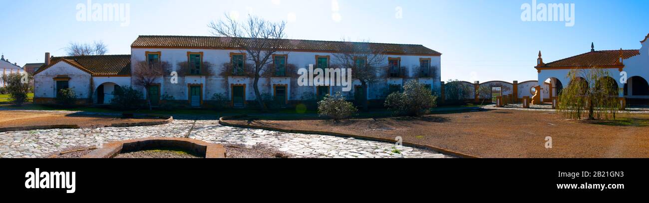 Weiter Panoramablick auf das weiße Apartmenthaus und den zentralen Platz. Kleines spanisches Dorf. Sonniger Wintertag, klarer blauer Himmel. Isla Mayor, Sevilla, Spanien Stockfoto