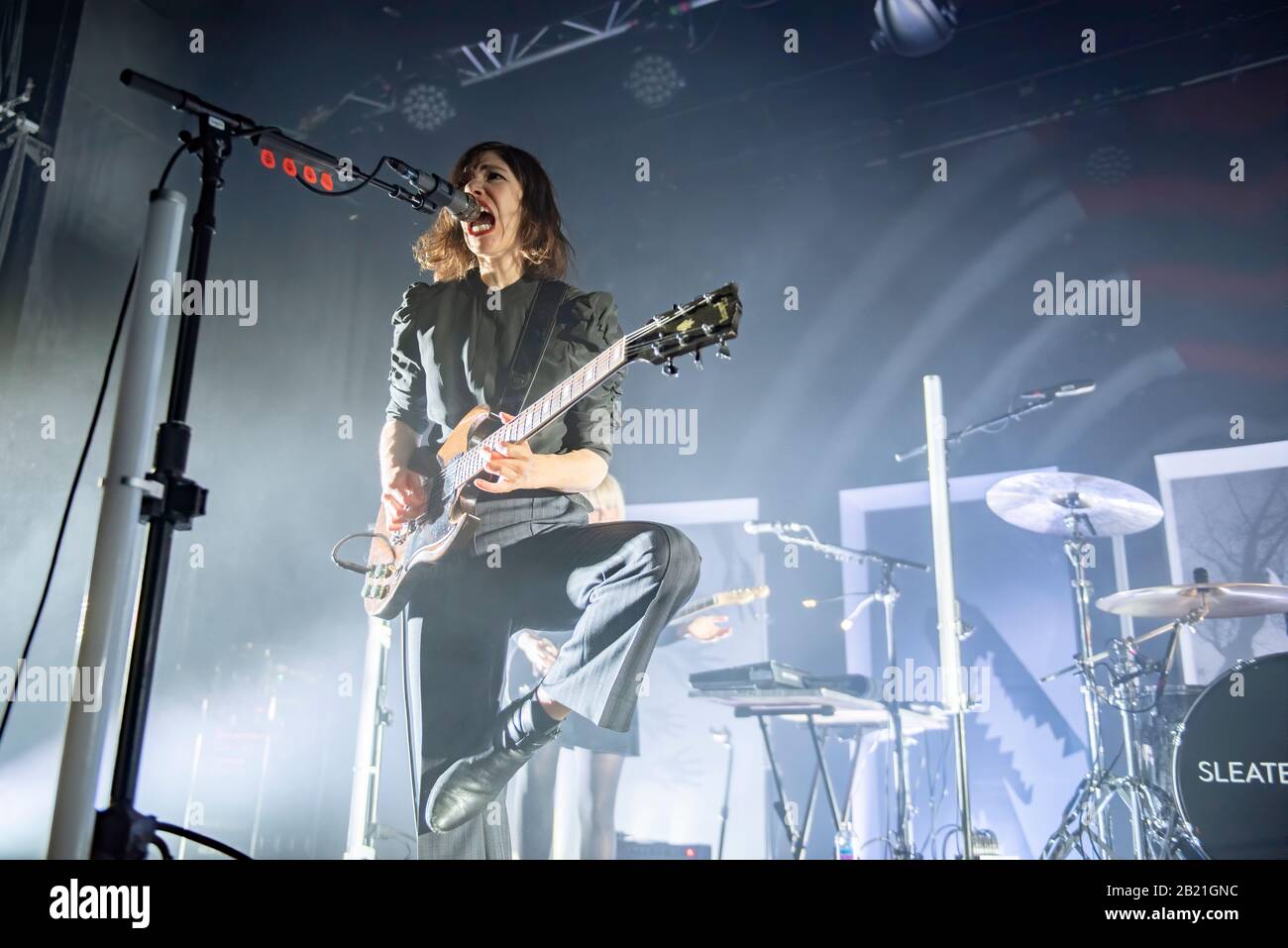 Manchester, Großbritannien. Februar 2020. Carrie Rachel Brownstein und Corin Lisa Tucker von der Band Sleater Kinney treten in der Manchester Academy auf ihrer "The Center Won't Hold" UK-Tour, Manchester 2020-02-27 auf. Kredit: Gary Mather/Alamy Live News Stockfoto